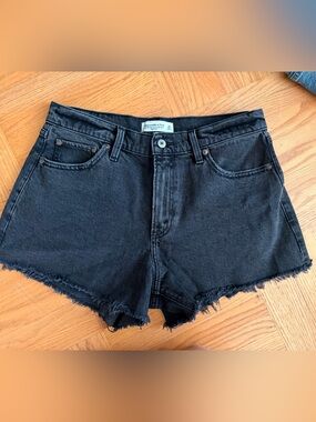 Abercrombie and Fitch - 90s Relaxed Cut off short